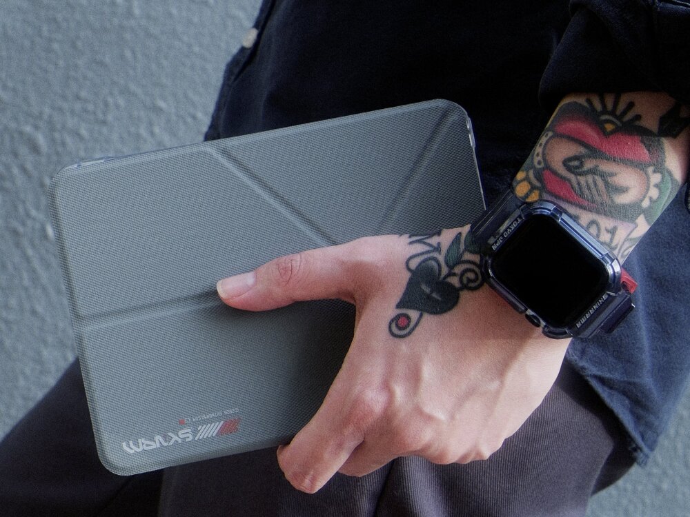 Etui na Kindle Paperwhite 12 SKINARMA Serix Szary, etui, skinarma, kindle, design, etui trzymane jest w dłoni