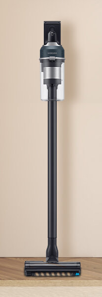 Odkurzacz Samsung VS20C8524TB/GE seria 85 z Media Expert stojący pod beżową ścianą 