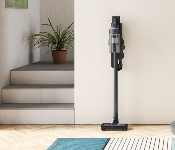 Dostępny w Media Expert odkurzacz Samsung VS20C8524TB/GE seria 85 w nowoczesnym salonie