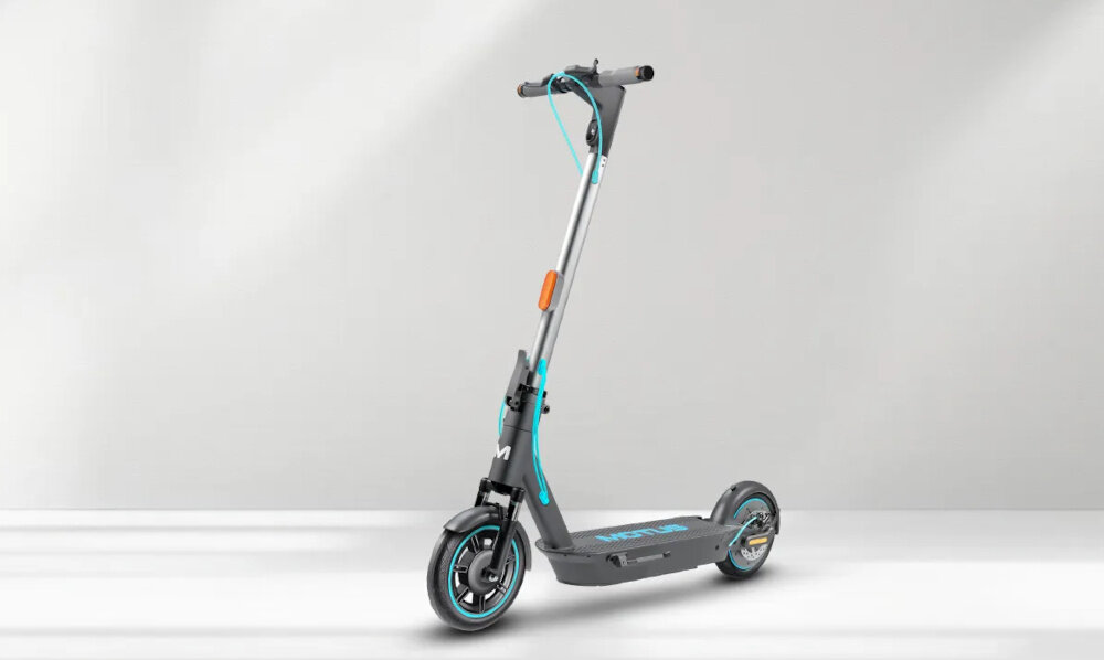 Hulajnoga elektryczna MOTUS Scooty 10 Plus Gen 6 65km 500W Amortyzacja 10 cali Szary hulajnoga widoczna od przodu pod skosem zdjęcie na szarym tle system KERS odzyskiwanie energii kinetycznej bateria będzie starczała na dłużej większy zasięg