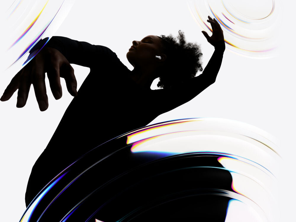 Słuchawki dokanałowe APPLE AirPods Pro 3 ANC Biały spersonalizowane brzmienie dopasowanie do geometrii ucha uczenie dostrajanie brzmienia aparat truedepth - osoba tańcząca w słuchawkach wizualizacja otaczającego dźwięku