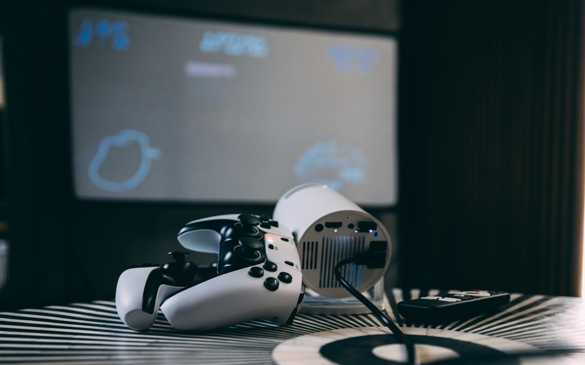 EXTRALINK GG300S pełnoformatowe dekodowanie wideo HEVC, VP9, AVS2 i AVC 4K w 30 klatkach na sekundę rozdzielczości 4K audio (MP3, WMA, ACC), obrazy (JPG, BMP, PNG) oraz dokumenty tekstowe (TXT) - projektor i pady