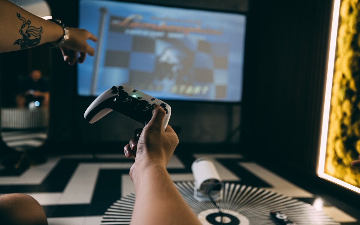 EXTRALINK GG300S Android 11 aplikacji multimedialnych, serwisów streamingowych i gier sklepowi Google Play - w pad w ręku człowieka