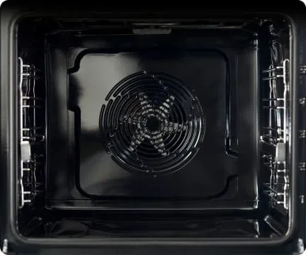 Zbliżenie na wentylator wewnątrz piekarnika Hisense