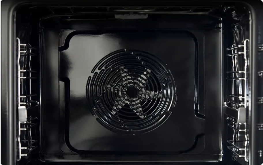 Zbliżenie na wentylator wewnątrz piekarnika Hisense