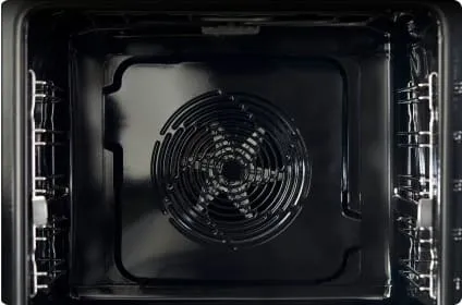 Zbliżenie na wentylator wewnątrz piekarnika Hisense