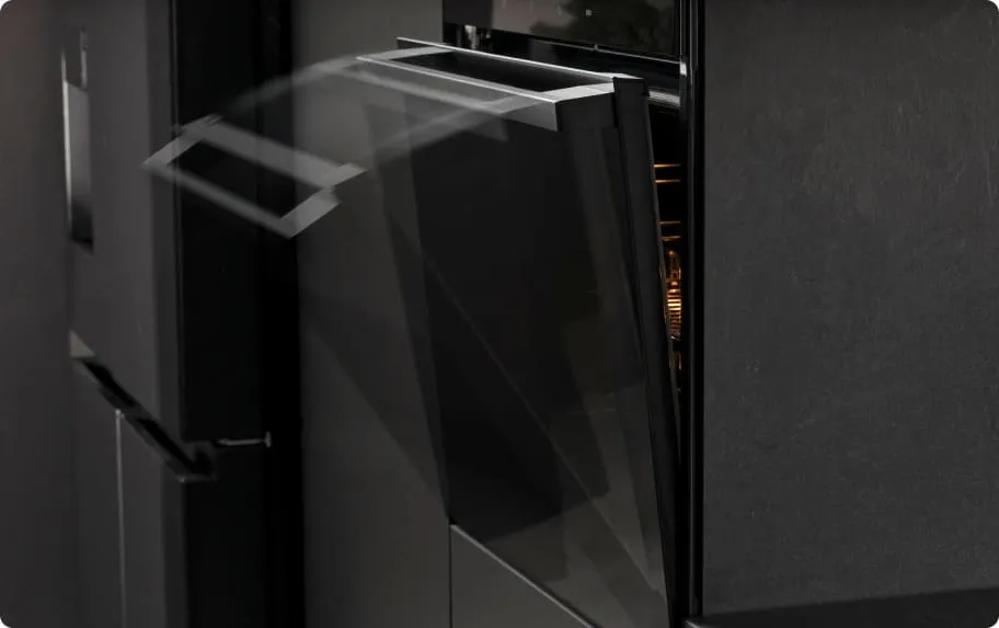 Drzwi piekarnika w ruchu – ukazanie mechanizmu otwierania i zamykania