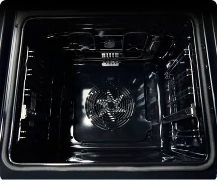 Wnętrze piekarnika Hisense obrazujące jego dużą pojemność