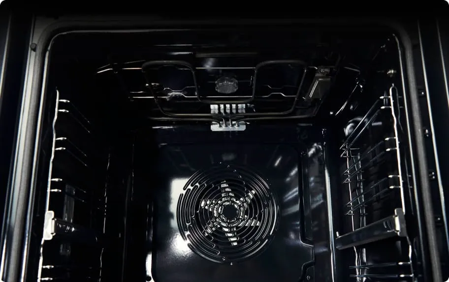 Wnętrze piekarnika Hisense obrazujące jego dużą pojemność