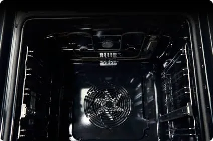 Wnętrze piekarnika Hisense obrazujące jego dużą pojemność