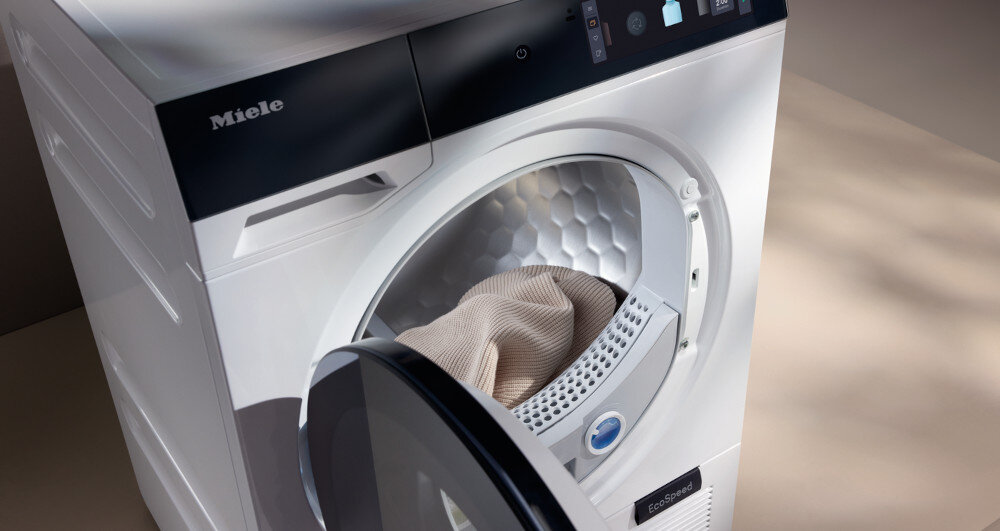 SUSZARKA MIELE TQ 1000 WP NOVA EDITION zdjęcie lifestyle front otwarta wsad ubrania załadunek drzwiczki panel bok Ochrona wełny WoolDry delikatne suszenie miękkie puszyste bez kurczenia filcowania szybko efektywnie