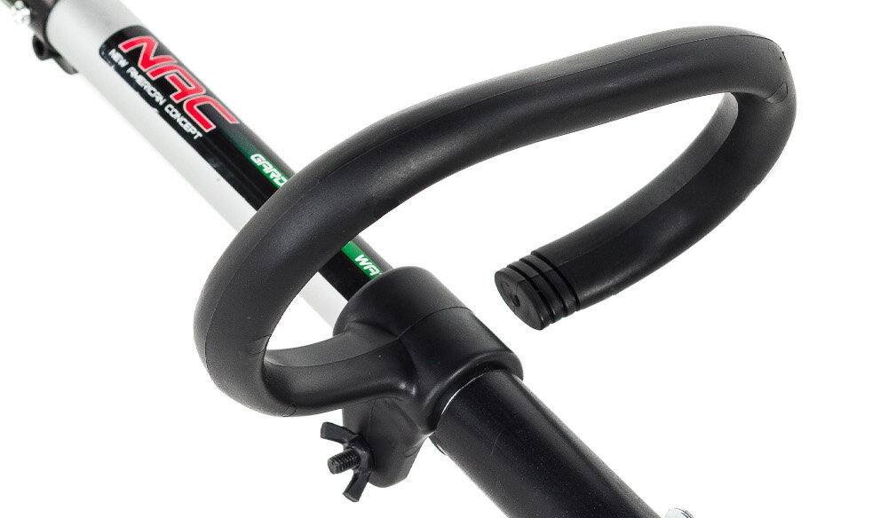 Kosa spalinowa NAC TP248-10SP uchwyt wygodny ergonomiczny w kształcie kierownicy wszystkie niezbędne elementy sterowania w rękojeści uchwytu