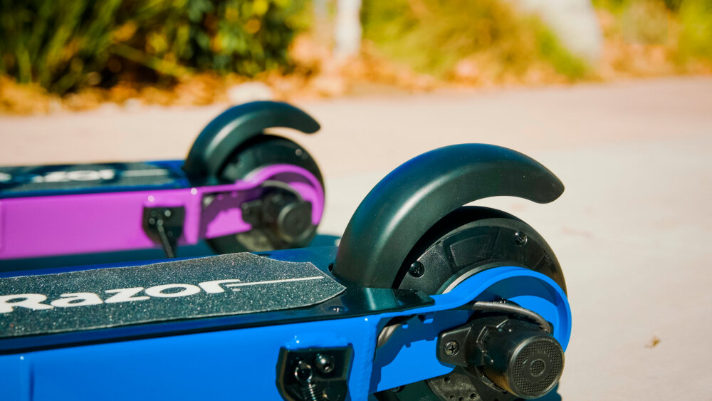 Hulajnoga elektryczna RAZOR Power Core S85 Fioletowy hamulce przedni szczękowy tylny hamulec nożny