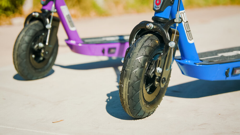 Hulajnoga elektryczna RAZOR Power Core S85 Fioletowy koła 8 cali na przód 6 cali na tył komfortowa jazda po nierównym terenie tłumią drgania doskonała przyczepność