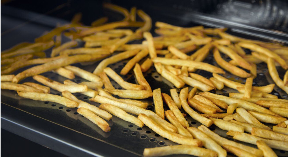 PIEKARNIK HISENSE BIM4434ABG8 wizualizacja blacha frytki mniej tłuszczu zdrowe pieczenie warzyw mięsa Air Fry