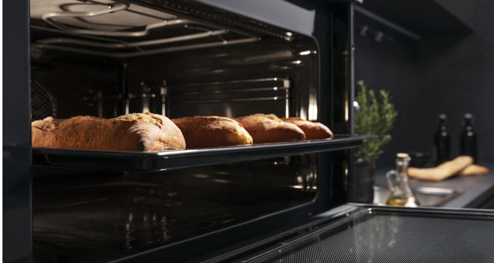 PIEKARNIK HISENSE BIM4434ABG8 wizualizacja wysunięta blacha pieczywo wnętrze piekarnika Równomierne pieczenie zaokrąglona Konstrukcja Even Bake cyrkulacja gorącego powietrza