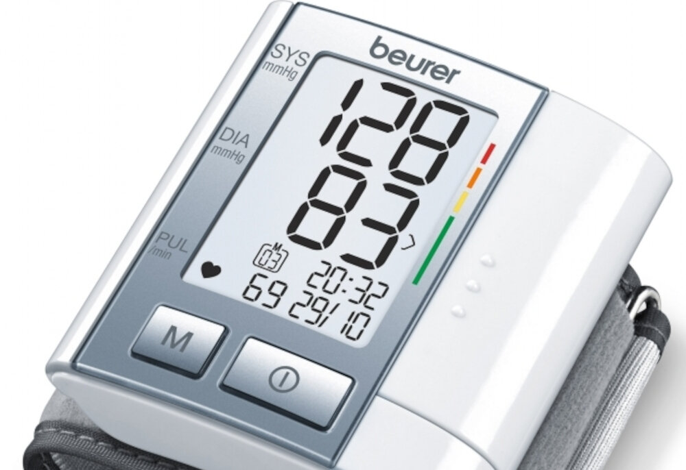 Ciśnieniomierz BEURER BC 40 nowoczesny wyświetlacz LCD wyniki pomiarów godzinę data komunikaty poziomu naładowania baterii wskaźnik ryzyka opcja rozpoznawania arytmii funkcja ostrzegania o nieprawidłowym użyciu