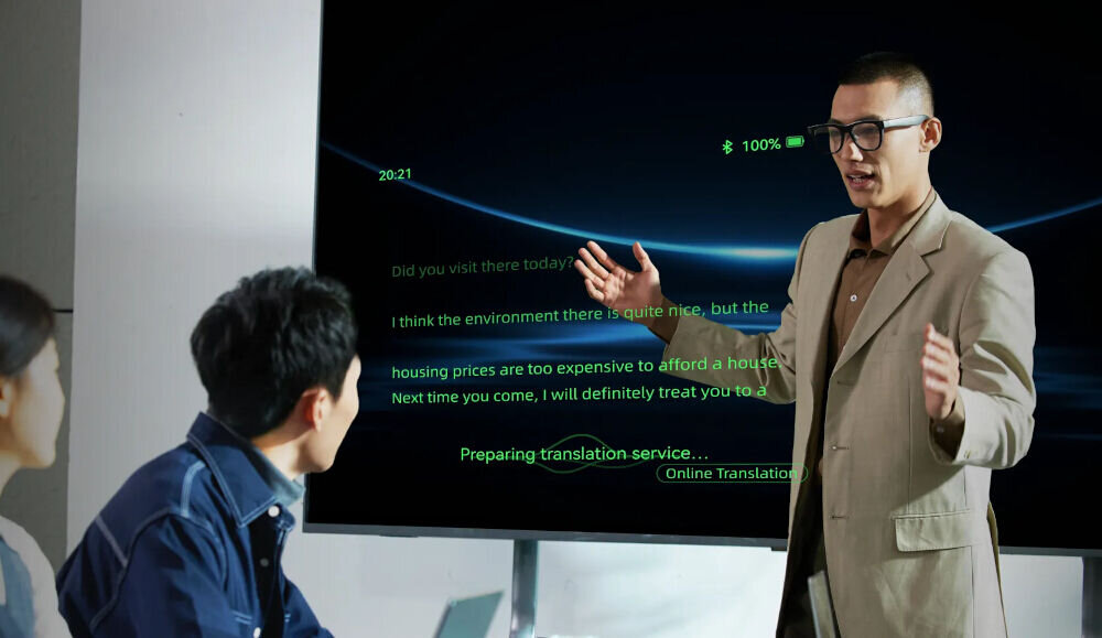 Okulary AI kamera 12 MP nagrywanie POV HDR noc Mężczyzna w okularach AR Rokid prowadzi prezentację, widząc przed oczami napisy z tłumaczeniem mowy na żywo oraz status baterii urządzenia