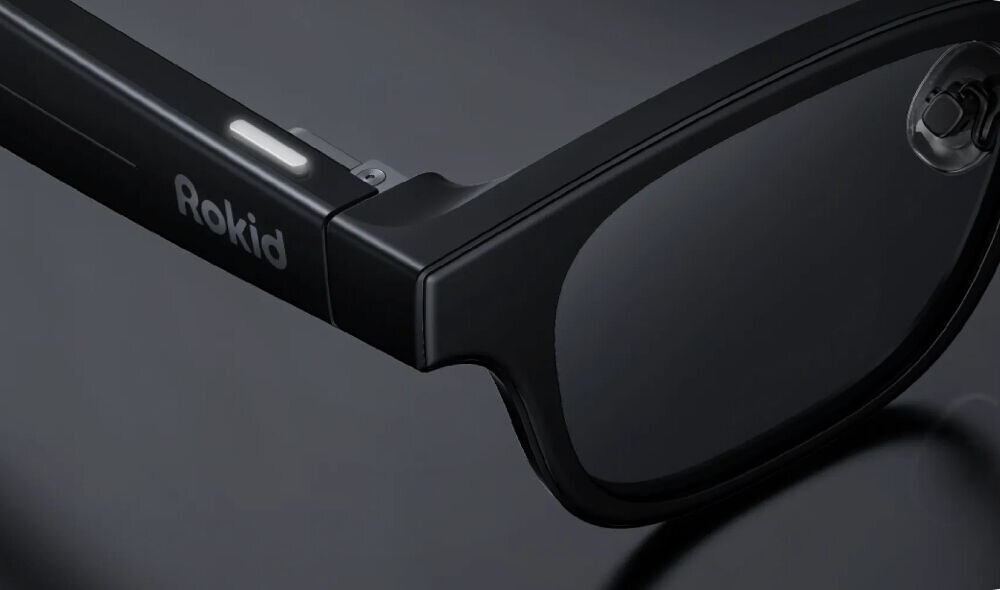 Wyświetlacz AR mikro LED napisy w soczewkach Detal czarnych oprawek okularów Rokid z widocznym podświetlanym wskaźnikiem LED na zauszniku oraz logotypem mark