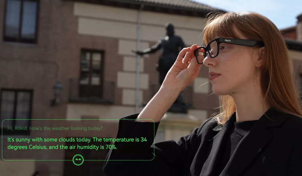 Tłumaczenie AR napisy na żywo dwukierunkowe Kobieta na zewnątrz korzystająca z okularów Rokid, które wyświetlają interfejs asystenta głosowego z informacją o słonecznej pogodzie i temperaturze 34 stopni Celsjusza