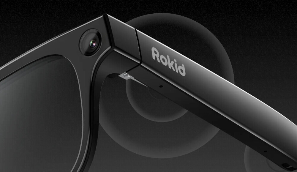 Okulary AI open ear audio mikrofony redukcja szumów Zbliżenie na narożnik inteligentnych okularów Rokid prezentujące wbudowany obiektyw kamery oraz eleganckie wykończenie zausznika