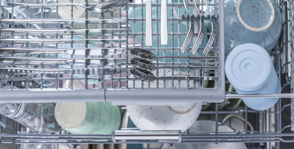 ZMYWARKA HISENSE HV583B10AD dodatkowa półka szuflada kosz trzeci miejsca na sztućce taca konstrukcja skuteczne mycie suszenie 10 kompletów naczyń