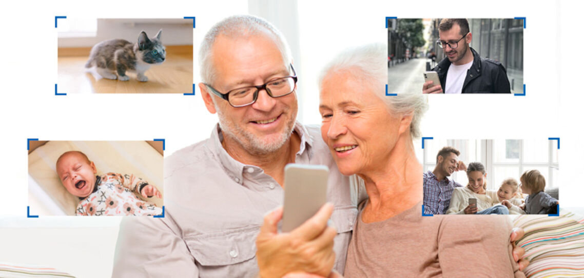 Kamera TP-LINK Tapo C211 Wewnętrzna, Wi-Fi, Kamera obrotowa, domowniki, zadanie, kamera, monitoring, na białym tle starsza para spogląda na telefon w tle różne środowisko kontaktowe rodzinne