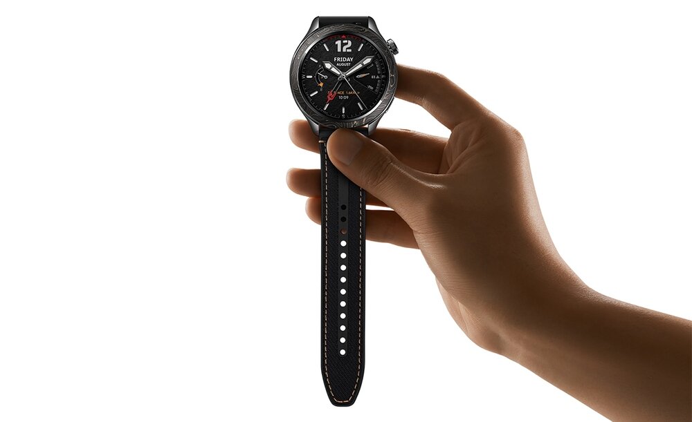Smartwatch XIAOMI Watch S4 trzymany w ręku  