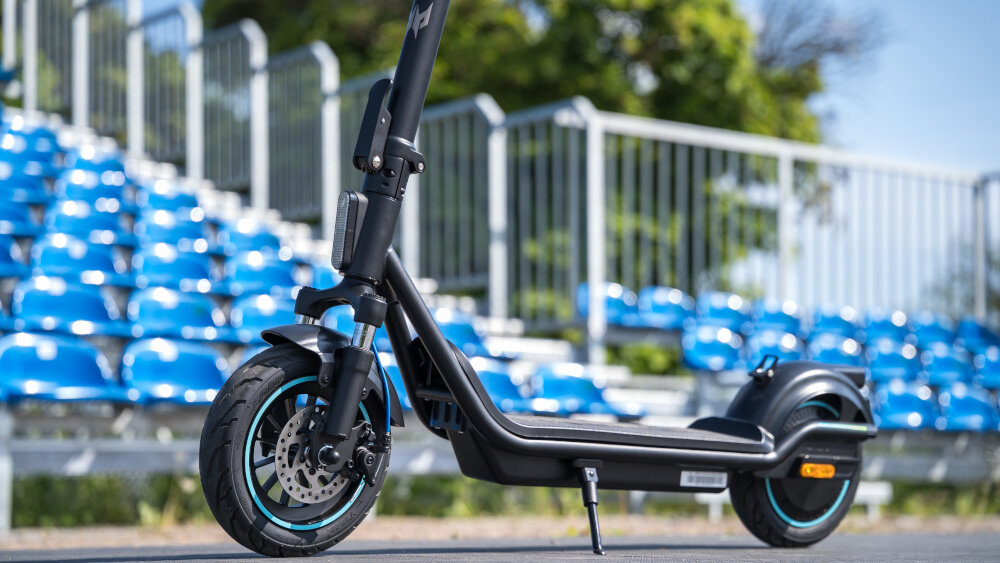 Hulajnoga elektryczna ACER PREDATOR Series ES Storm 60km 500W Amortyzacja 10 cali Czarny zbliżenie na podest hulajnogi na tle ekologiczne rozwiązanie lekka mała estetycznie wykonana styl szybkość przyjazny dla środowiska środek transportu