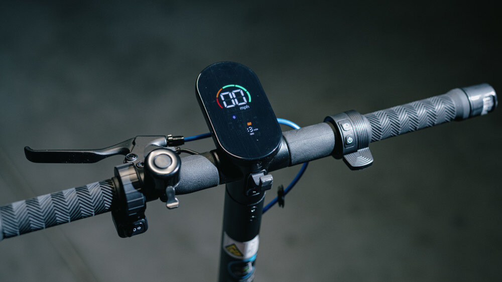 Hulajnoga elektryczna ACER PREDATOR Series ES Storm 60km 500W Amortyzacja 10 cali Czarny zbliżenie na kierownicę włączoy wyświetlacz wyświetlacz LED sygnał dźwiękowy komunikowanie się z innymi użytkownikami drogi tempomat ustawienie i utrzymywanie stałej prędkości pojazdu bezpieczeństwo na drodze oszczędność energii