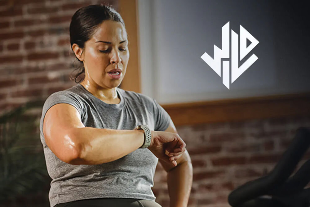 Smartwatch AMAZFIT Bip 6 kobieta sprawdzająca ekran zegarka śledzenie cyklu prognozy wild ai zalecenia ćwiczeń diety regeneracji