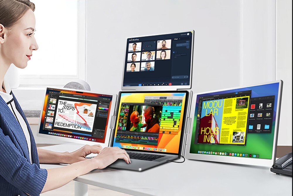 Monitor EXTRALINK Smart Life S780 Kobieta w biurze korzystająca z laptopa rozszerzonego o trzy dodatkowe ekrany. Na monitorach wyświetlone są aplikacje biurowe, wideokonferencja i edytor graficzny, przekątna, przeznaczenie, zalety