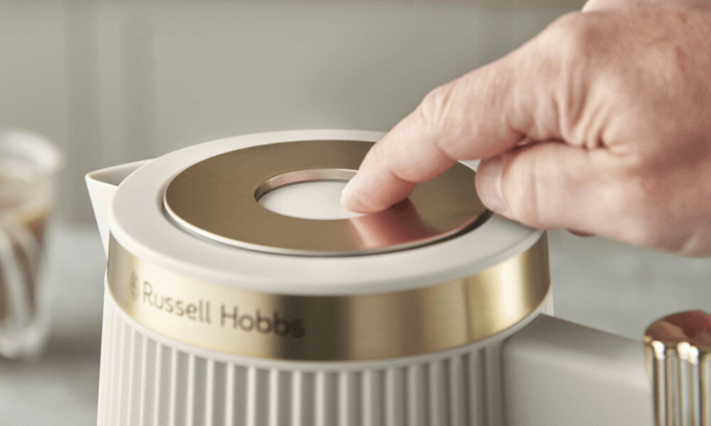 Czajnik RUSSELL HOBBS Bronte Stone 26751-70 Codzienny komfort użytkowania Wyprofilowany dzióbek Pokrywa typu push-to-open jednym naciśnięciem subtelne podświetlenie