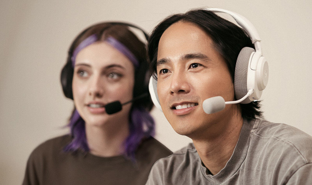 Słuchawki STEELSERIES Arctis Nova 3X - Lekka i mocna konstrukcja, osoby z założonymi słuchawkami gamingowymi z mikrofonem