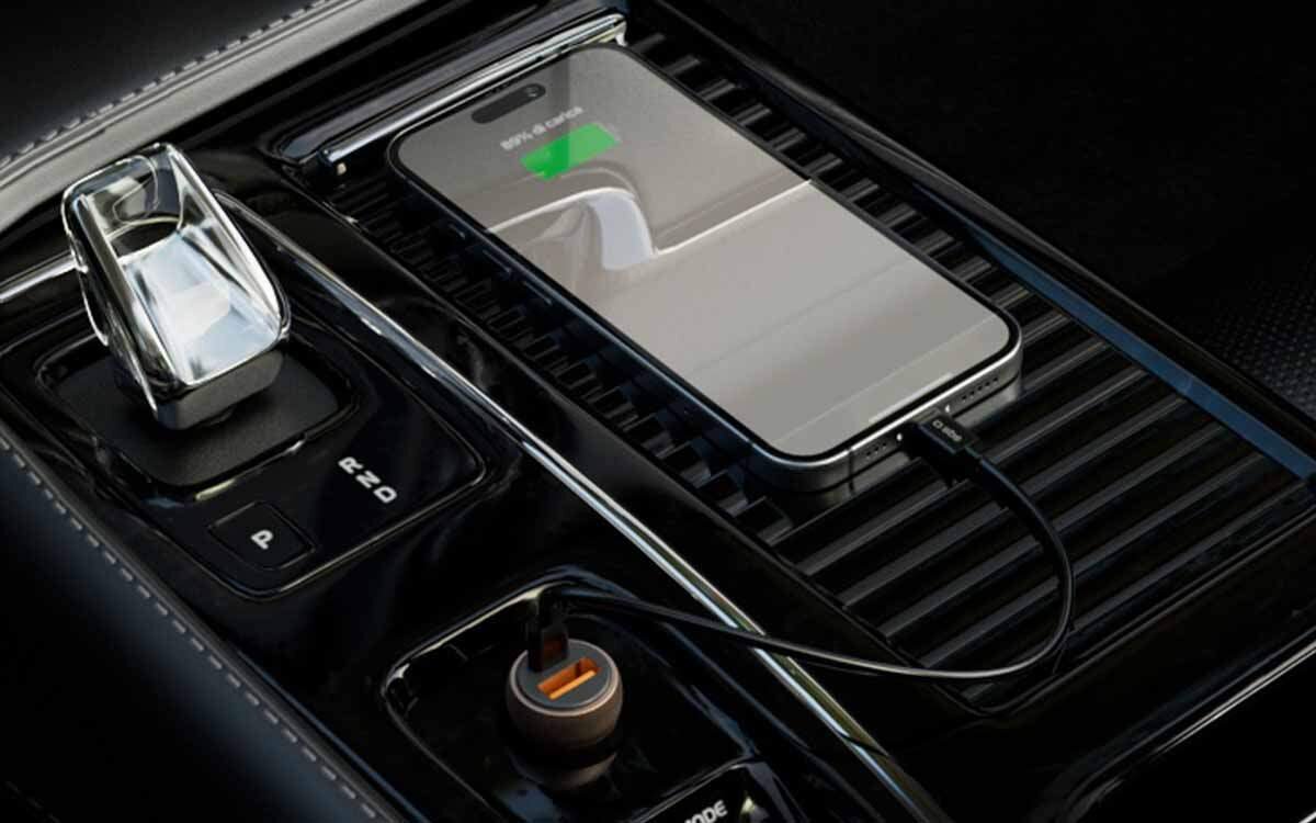 UNIQO UQCRPD30W gniazda zapalniczki samochodowej 12 V zasilanie telefonu lub nawigacji GPS - ładowarka wpięta w gniazdo zapalniczki w aucie z podłączonym telefonem