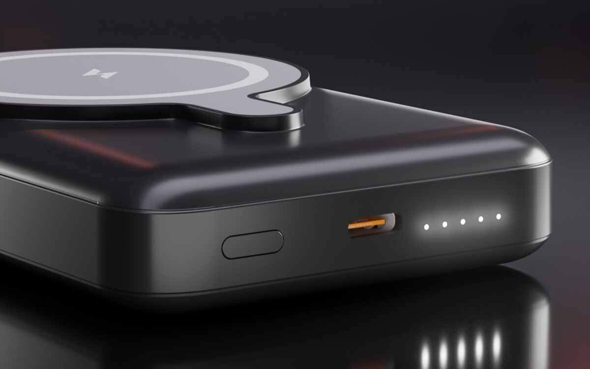 UNIQO UQBB10000MAGPD20 10 000 mAh 180 g szybkie ładowanie - zbliżenie na port usb-c oraz wskaźnik baterii