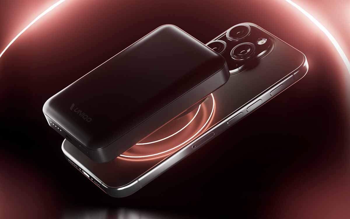 UNIQO UQBB10000MAGPD20 technologią MagSafe magnetycznie do tylnej części iPhone’a stabilne i bezpieczne ładowanie bezprzewodowe smartfonów z systemem Android magnetycznego mocowania odpowiednie etui lub płytka magnetyczna - powerbank na ciemnym tle, ze smartfonem
