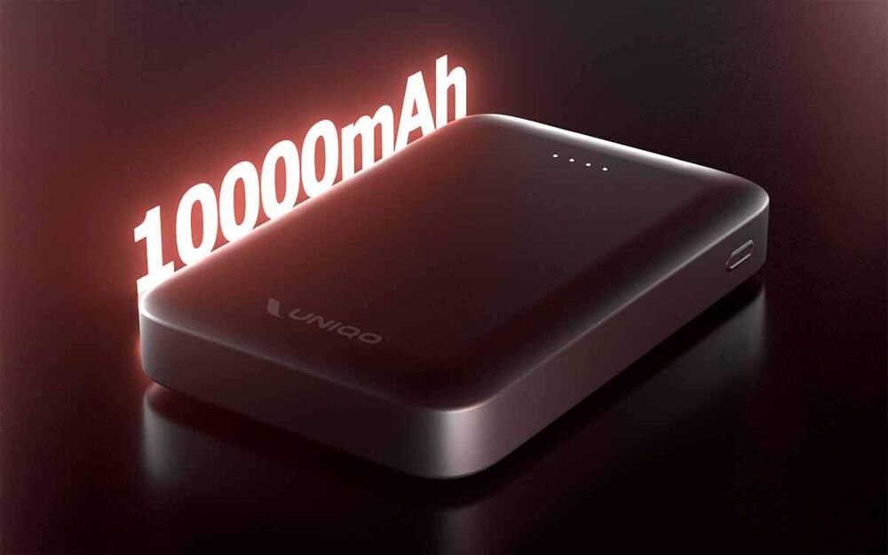 UNIQO UQBB10000PD20SLIM 10000 mAh 20 W - powerbank na ciemnym tle z napisaem 10000 mAh