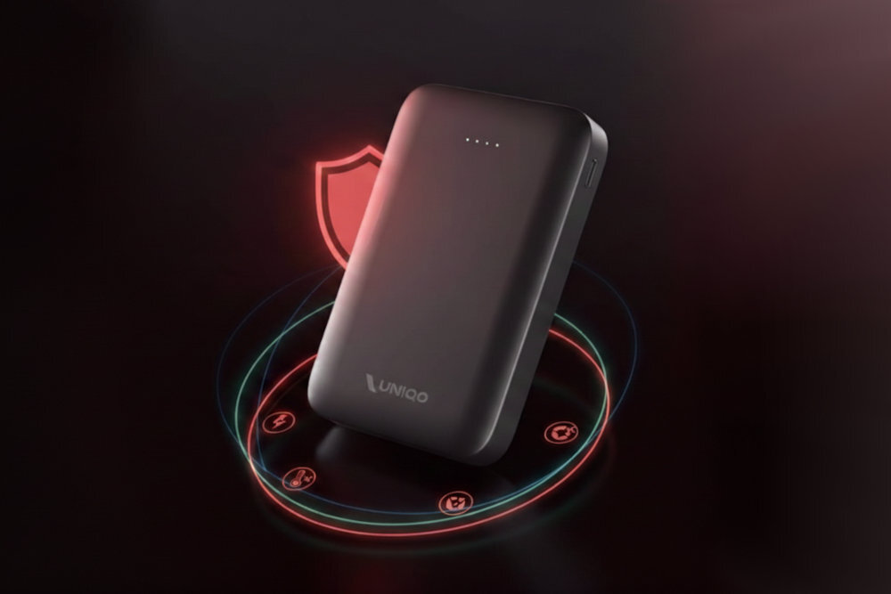 UNIQO UQBB10000PD20SLIM 10000 mAh 20 W Power Delivery (PD) Adaptive Fast Charge (AFC) zaawansowaną ochronę urządzeń przeładowaniem, przegrzaniem, przepięciami i zwarciami Inteligentne systemy bezpieczeństwa - powerbank na ciemnym tle, w tle tarcza