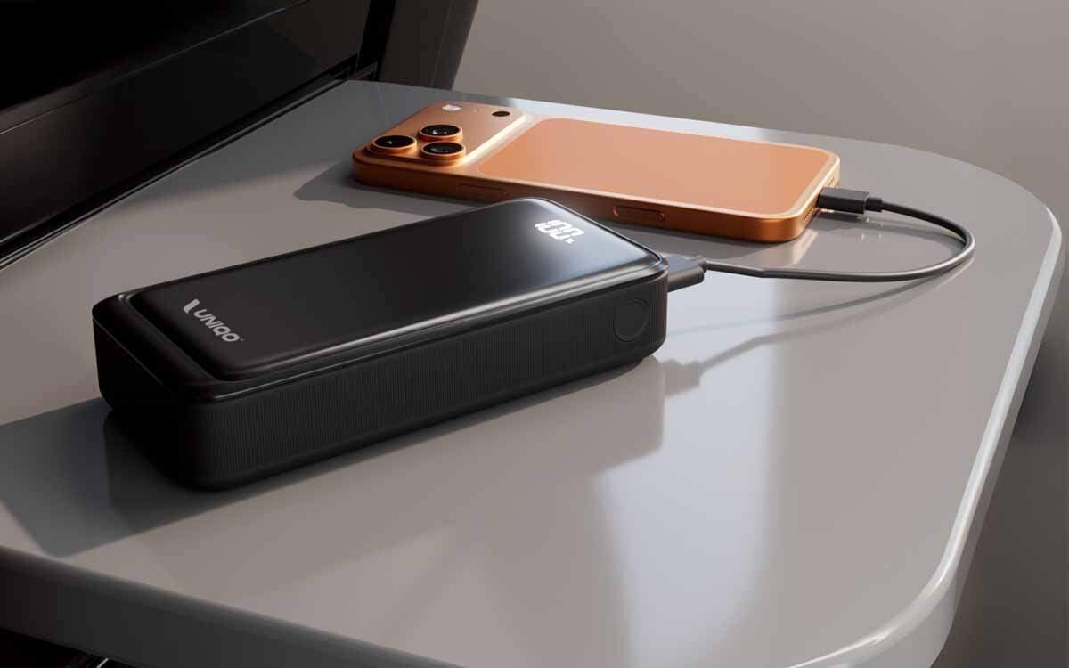 UNIQO UQBB20000PD20LCD - powerbank z podłączonym smartfonem