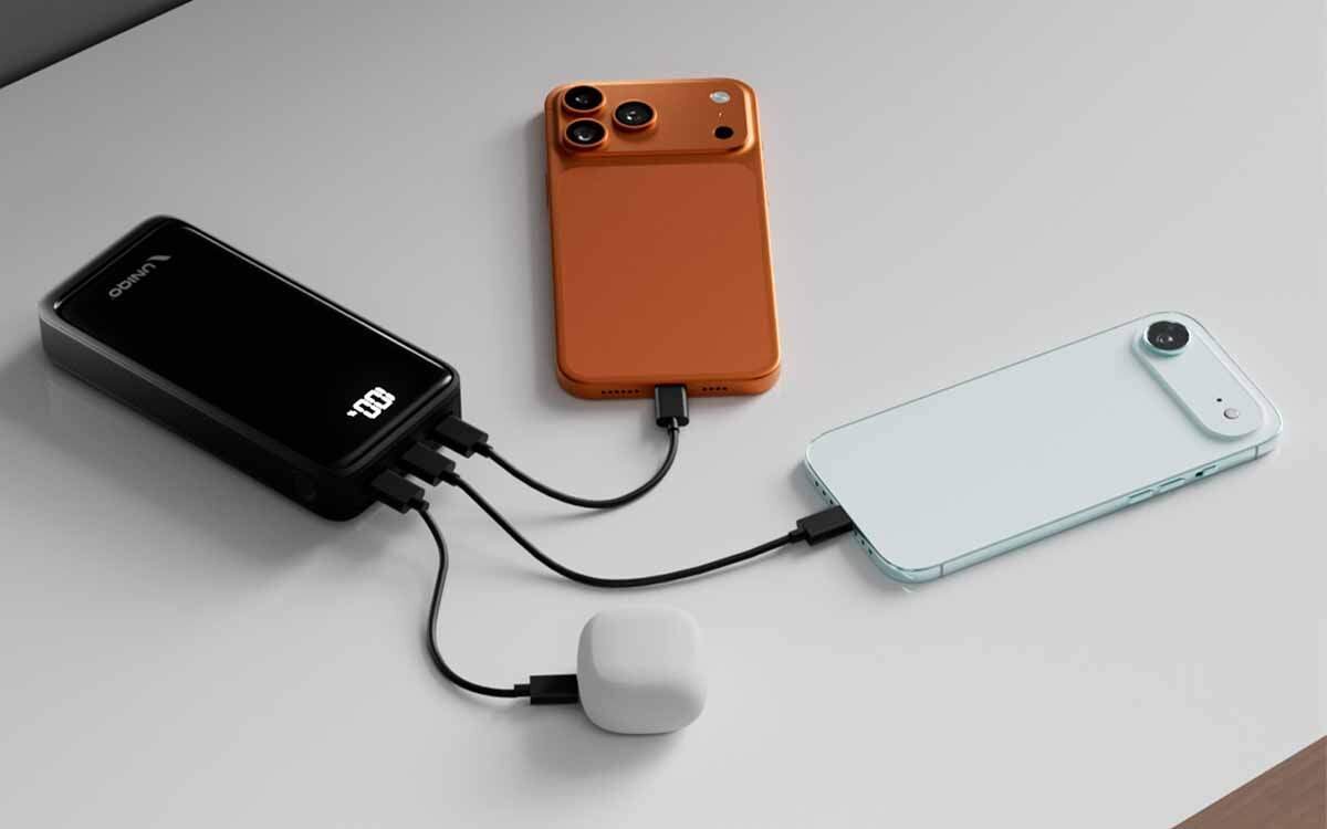 UNIQO UQBB20000PD20LCD dwa porty USB-A i jeden port USB-C jednoczesne ładowanie nawet trzech urządzeń telefonu, słuchawek i innych gadżetów port USB-C dołączonego kabla - trzy urządzenia podłączone do powerbanka, dwa smartfony oraz słuchawki