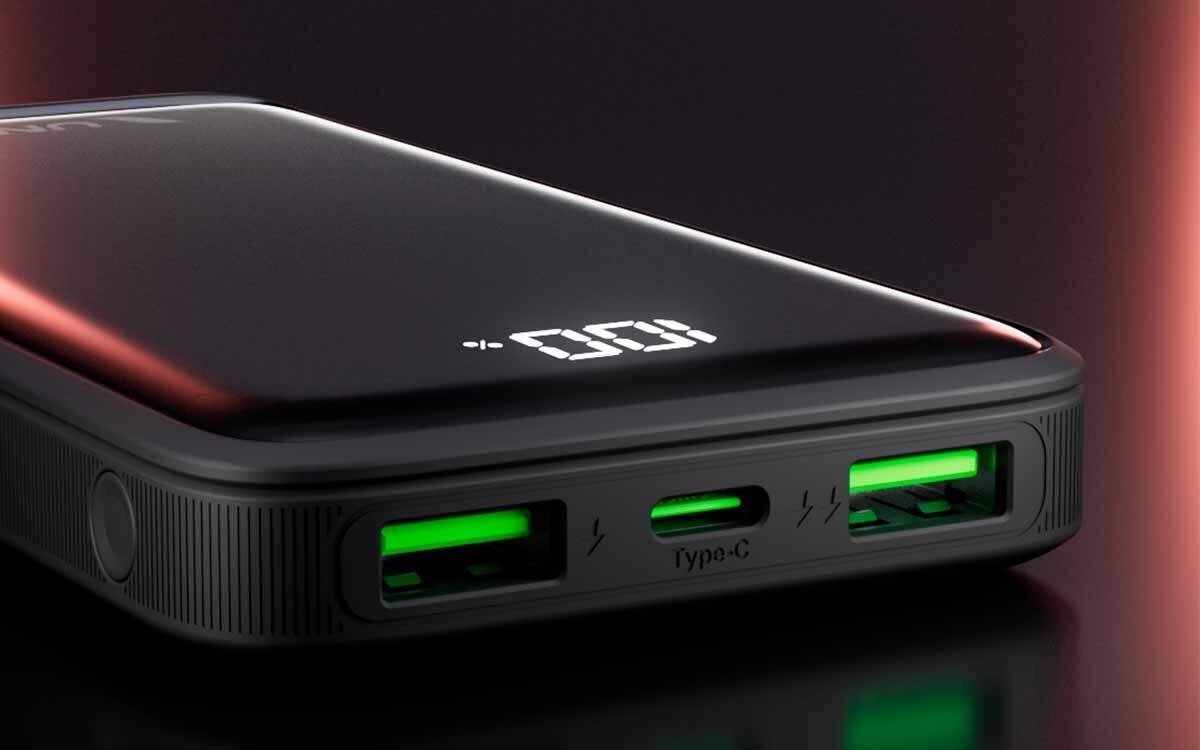 UNIQO UQBB10000PD20LCD dwa porty USB-A i jeden port USB-C jednoczesne ładowanie nawet trzech urządzeń telefonu, słuchawek i innych gadżetów port USB-C dołączonego kabla - zbliżenie na porty USB-A i USB-C z boku urządzenia