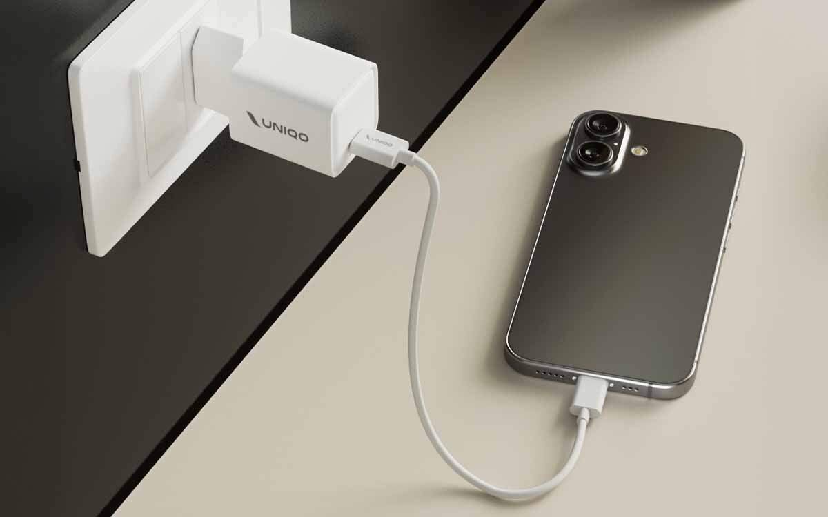 UNIQO UQTRGANPD20 Power Delivery (PD) zabezpieczenia przed przetężeniami, przepięciami, zwarciami i przegrzaniami - ładowarka podłączona do urządzenia