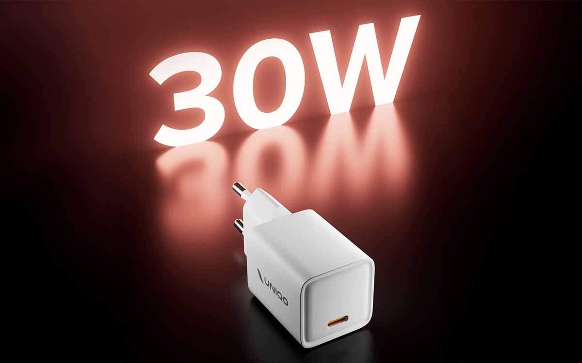 UNIQO UQTRGANPD30 GaN 30 W wtyczką EU portem USB-C - ładowarka na ciemnym blacie, w tle napis 30 W