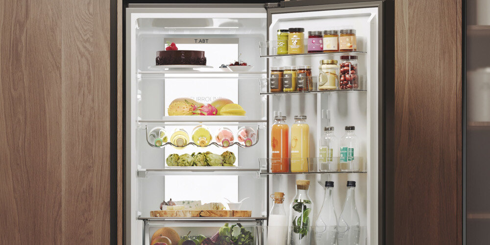 LODÓWKA HAIER HTW7620DNMP zdjęcie lifestyle front otwarta wnętrze półki szuflady żywność produkty DayLight oświetlenie widoczność wnętrze jasne światło LED stopniowe zwiększanie natężenia