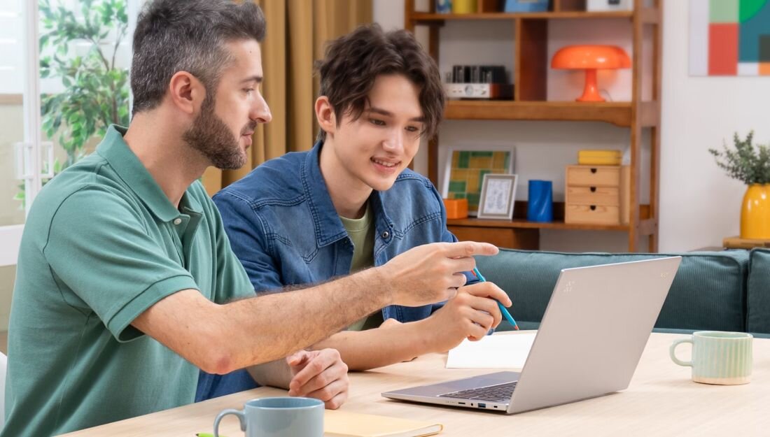 Dwóch mężczyzn omawia projekt na laptopie Acer Aspire z portem HDMI w domowym biurze. - Wi-Fi 6E USB4