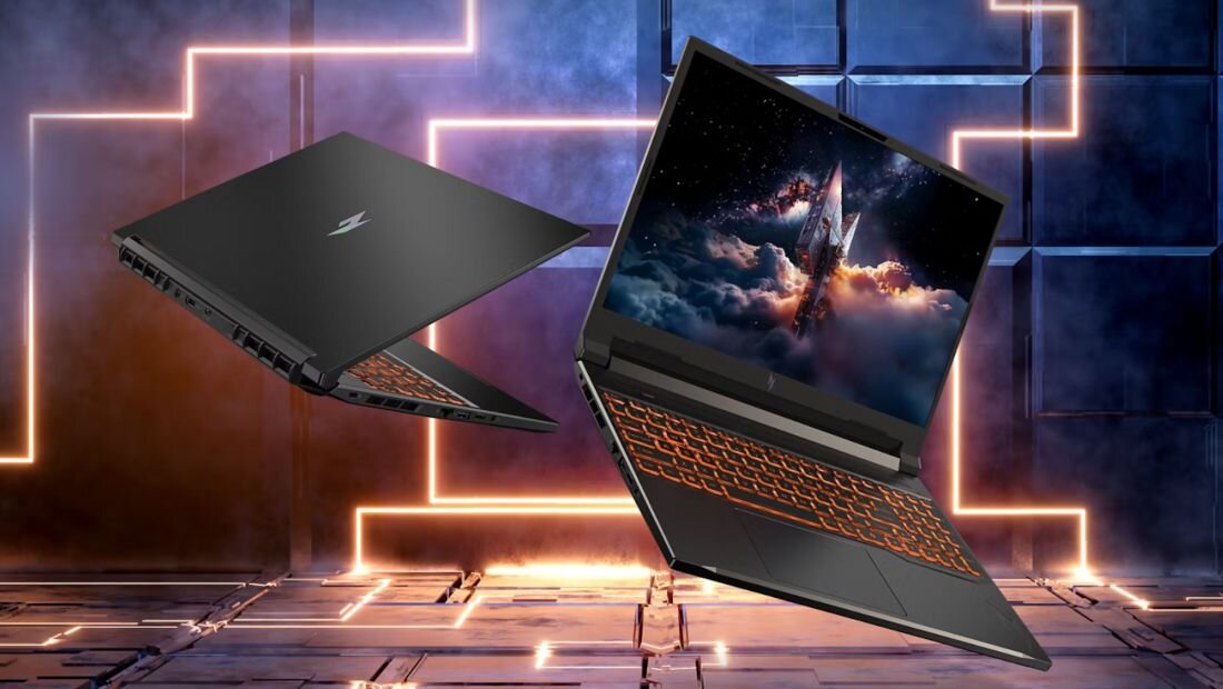 Dwa laptopy z logo w kształcie błyskawicy, jeden zamknięty, drugi otwarty z widoczną klawiaturą podświetlaną na pomarańczowo i ekranem z grafiką kosmiczną. Tło jest futurystyczne z neonowymi liniami.