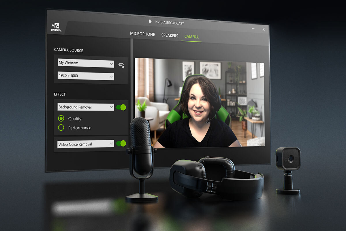 Na ekranie komputera widoczny jest interfejs programu NVIDIA Broadcast z ustawieniami kamery i efektem usuwania tła. Przed monitorem znajdują się mikrofon, słuchawki i kamera internetowa.
