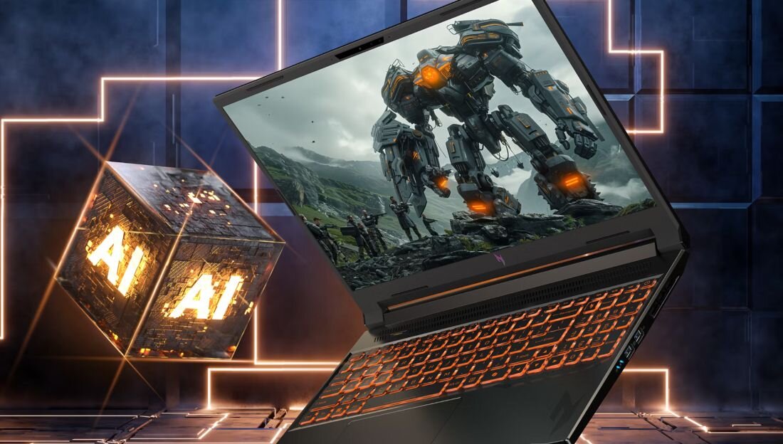 Na obrazie widoczny jest laptop z podświetlaną na pomarańczowo klawiaturą, na ekranie którego wyświetlany jest obraz z robotem. W tle znajduje się sześcian z napisem \'AI\'.