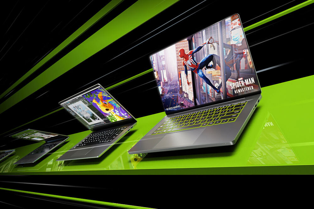 Na obrazie widoczne są trzy laptopy ustawione na zielonej powierzchni, z których jeden wyświetla grafikę z postacią Spider-Mana i napisem \'SPIDER-MAN REMASTERED\'. Laptopy mają podświetlane klawiatury i nowoczesny design.